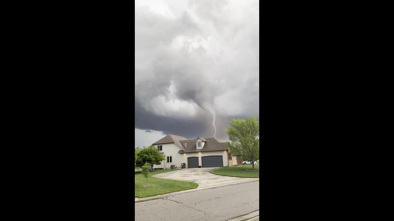 Video of tornado near Harry and Pawnee