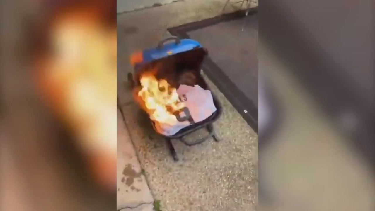 New Orleans Saints fan burns Drew Brees jersey after comments about anthem protests