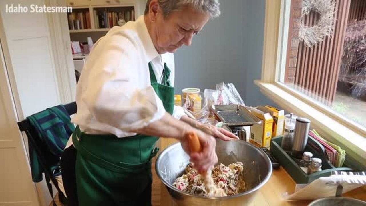 Wanna make an old-fashioned fruitcake? It's easy. Really!