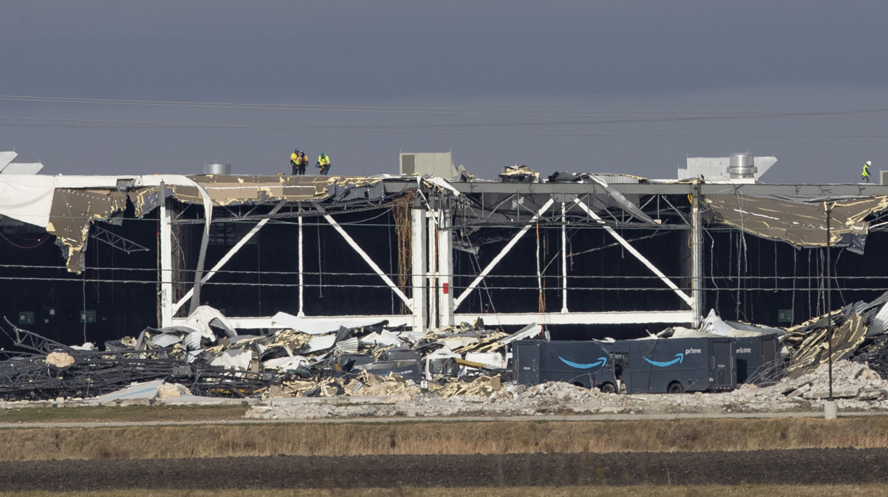 Does Amazon ban cellphones at Edwardsville warehouse where tornado killed six workers?