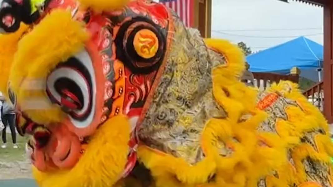 Hundreds gather at Gautier’s Buddhist temple for annual Songkran festival