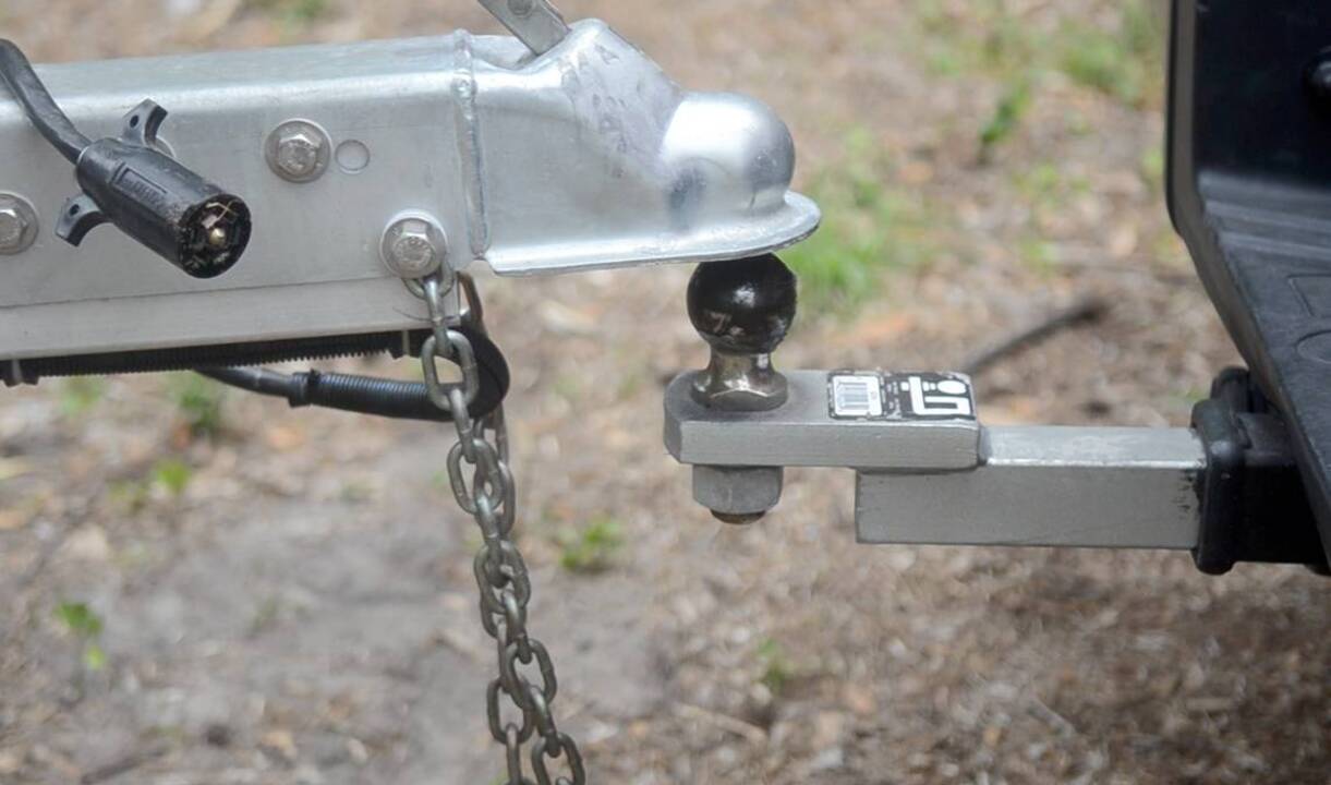 How to safely attach a boat trailer to a hitch