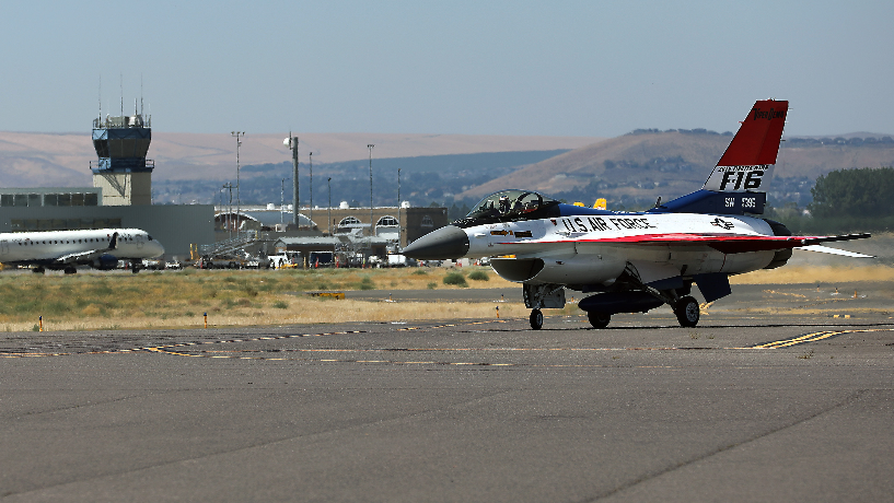Water Follies air show fans will see “at its limit” F-16 Viper performances