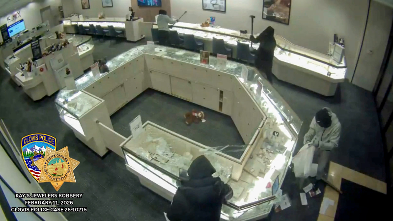 Clovis jewelry store robbed by four suspects in under two minutes, police say