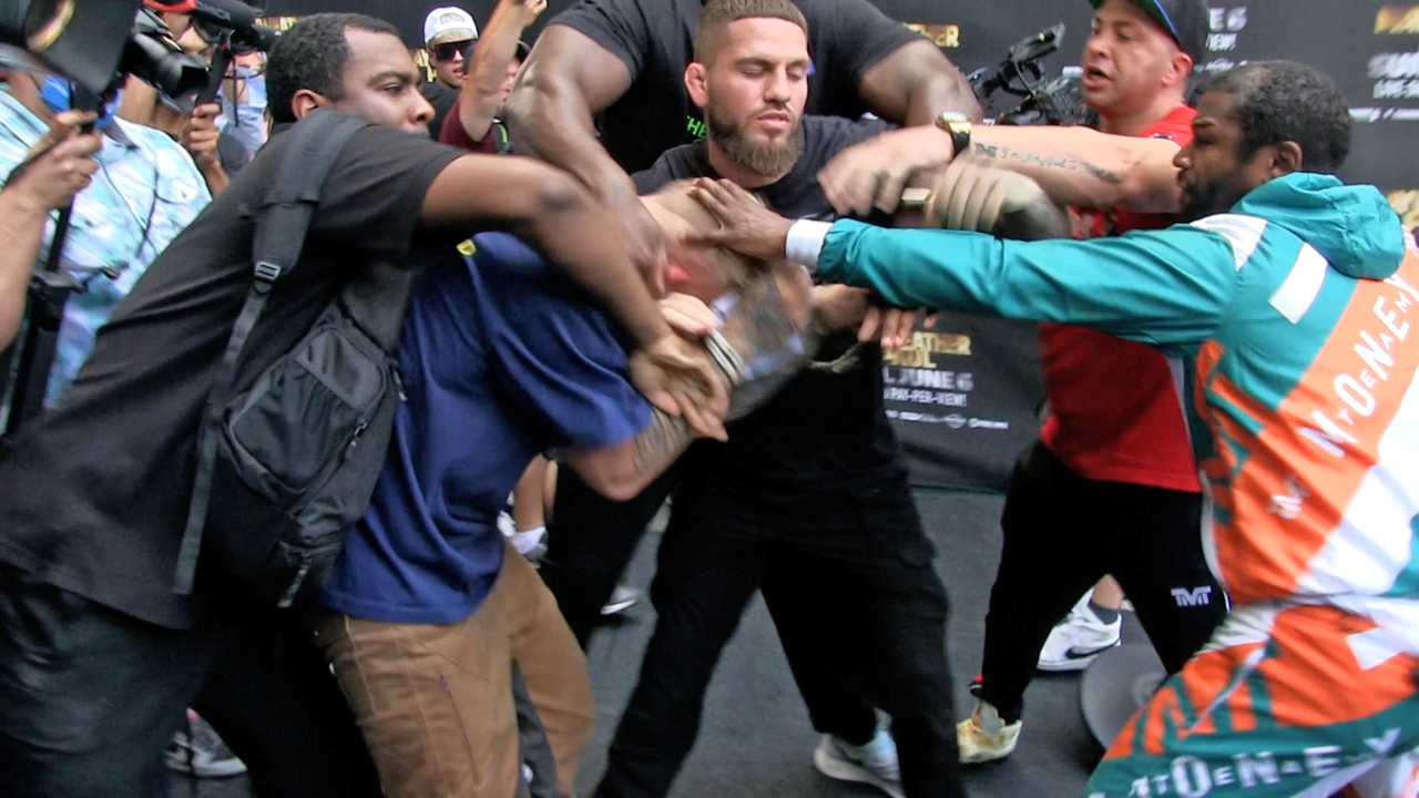 Jake Paul steals Floyd Mayweather’s hat