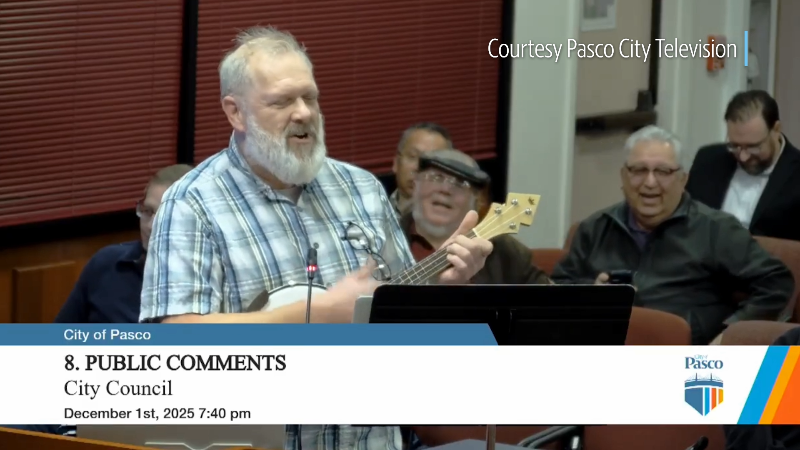 Banjo-wielding commenter sings protest song after Pasco council's fluoride vote