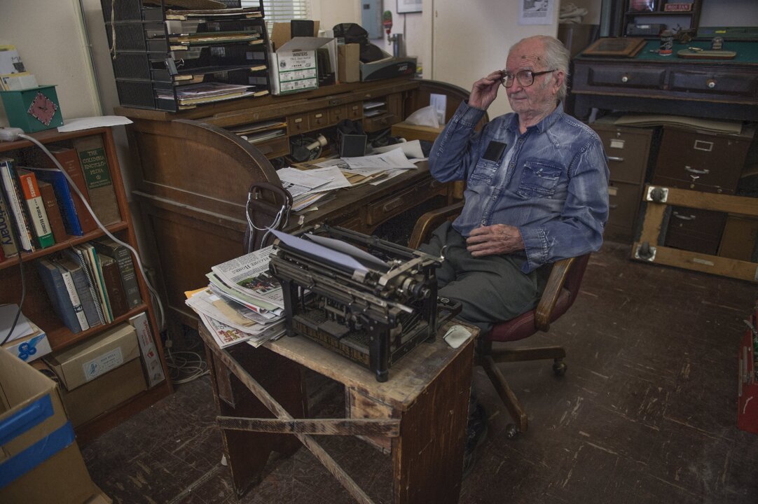 Newt Wallace, ‘world’s oldest paperboy,’ dies at 98 in Winters