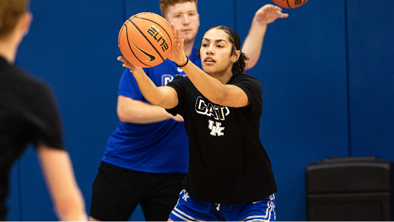 'I don't want you to make that mistake up in the air': Kentucky's Kenny Brooks on Asia Boone's pilot aspirations