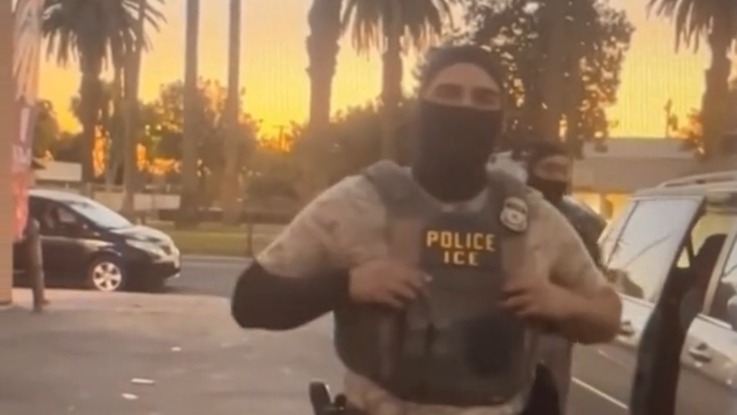 Kerman mayor confronts ICE agents outside local bakery
