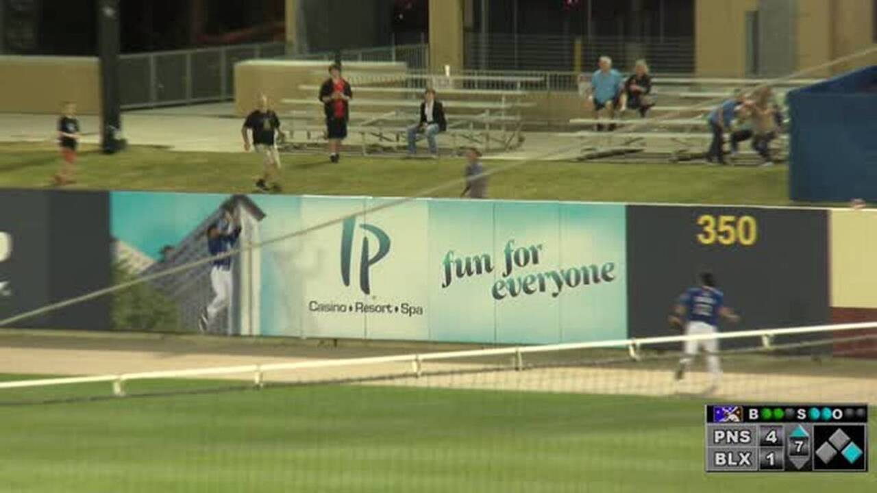 Biloxi Shuckers’ Johnny Davis robs Blue Wahoos of a home run