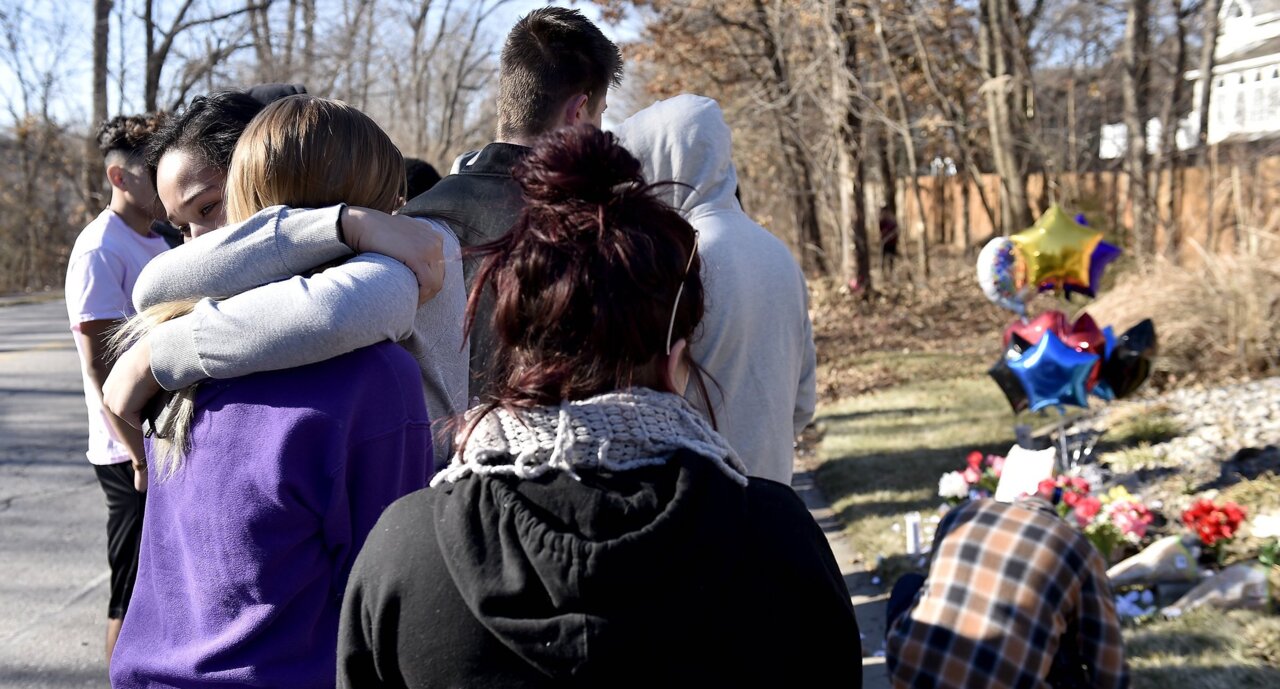 Friends gather to mourn Blue Springs teens killed in crash (Video ...