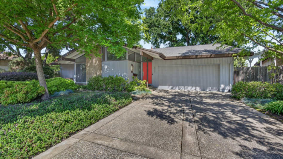 Explore the $900K Sacramento mid-century modern home in South Land Park