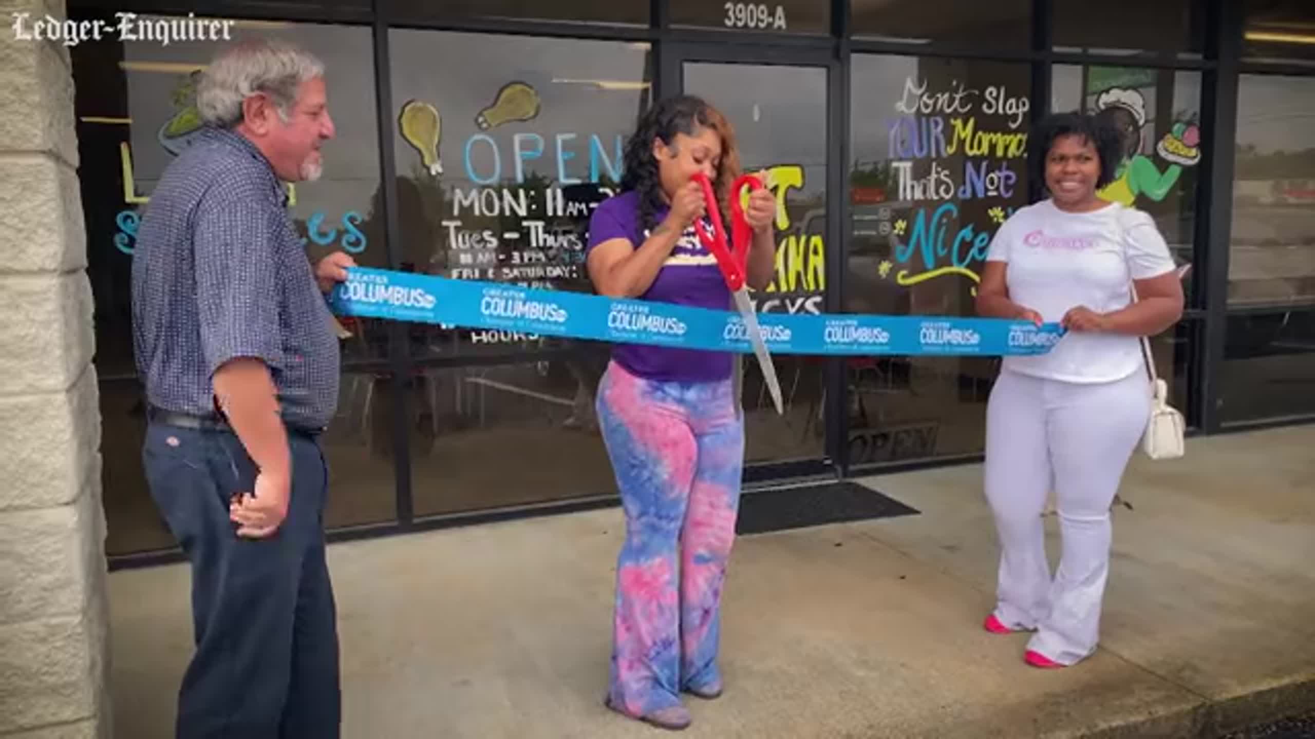 Meet the owner of local restaurant that features fried chicken, ‘smackin cheese’ and more