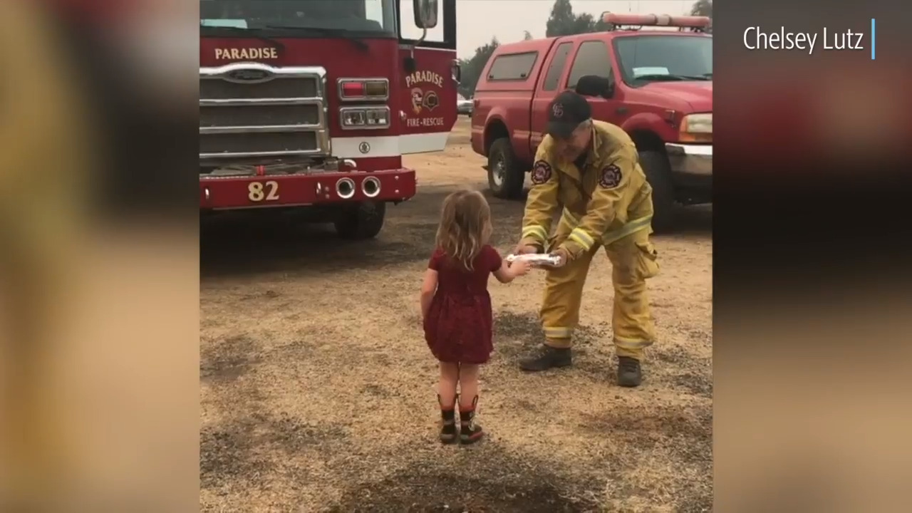 Watch this little girl hand deliver food to firefighters after finishing their shifts at the Carr Fire
