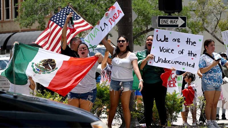 Protest for immigrants’ rights held in downtown Bradenton