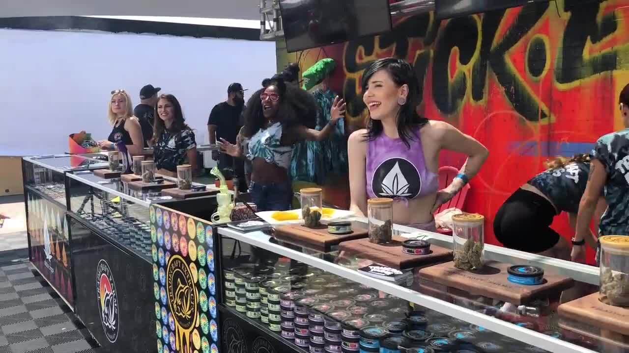 Thousands toke and buy weed as Sacramento hosts first legal marijuana fest in California