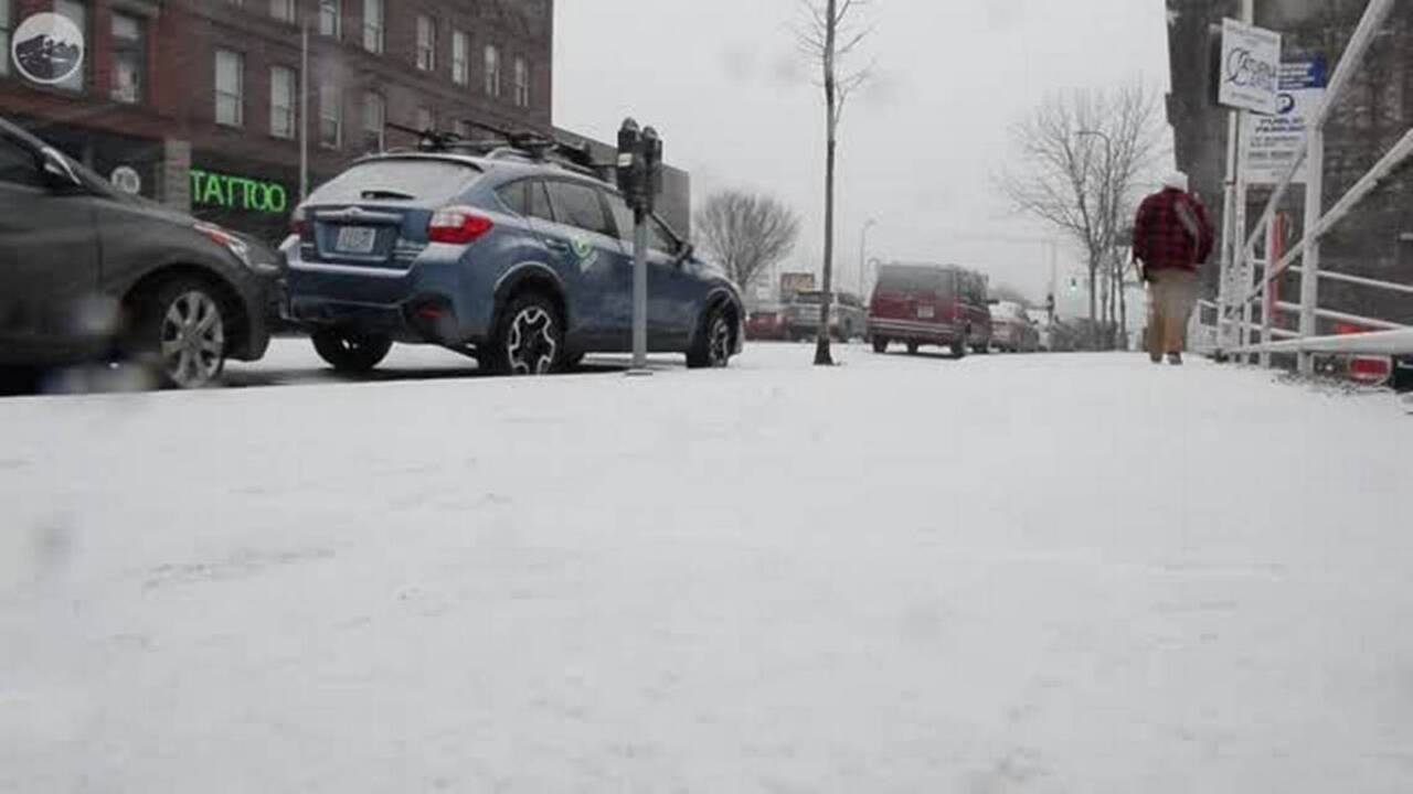 Snow begins to fall on downtown Bellingham (Video) | Bellingham Herald