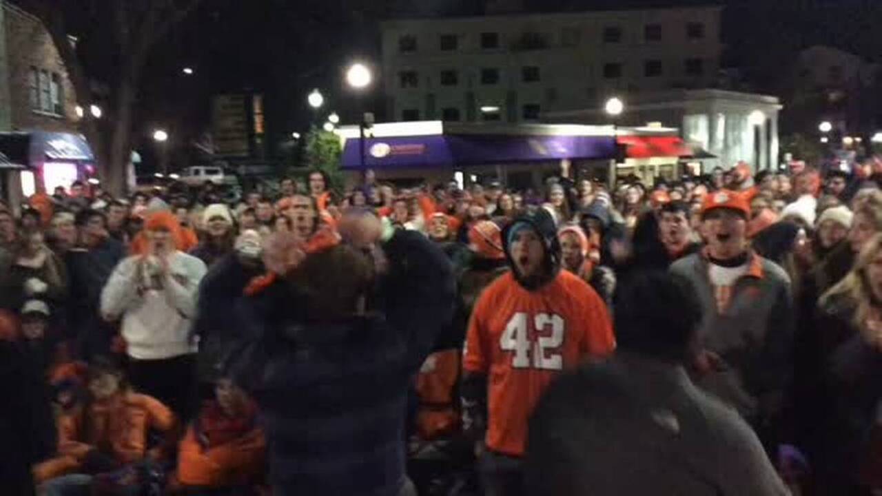 The roar goes up twice in Tigertown as Clemson takes the lead