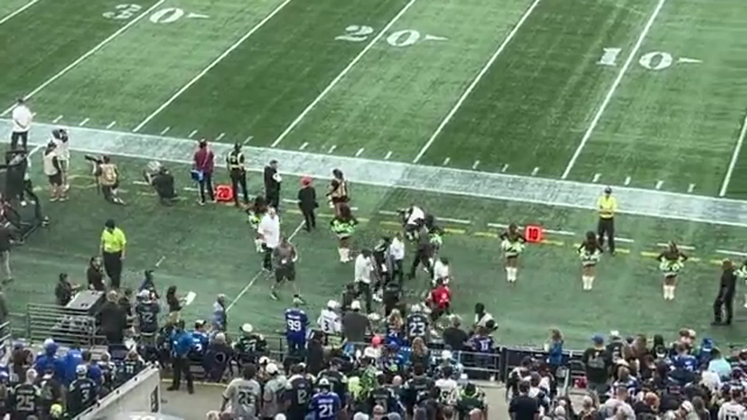 Sam Darnold limps into Seahawks locker room with injured hip early in opener