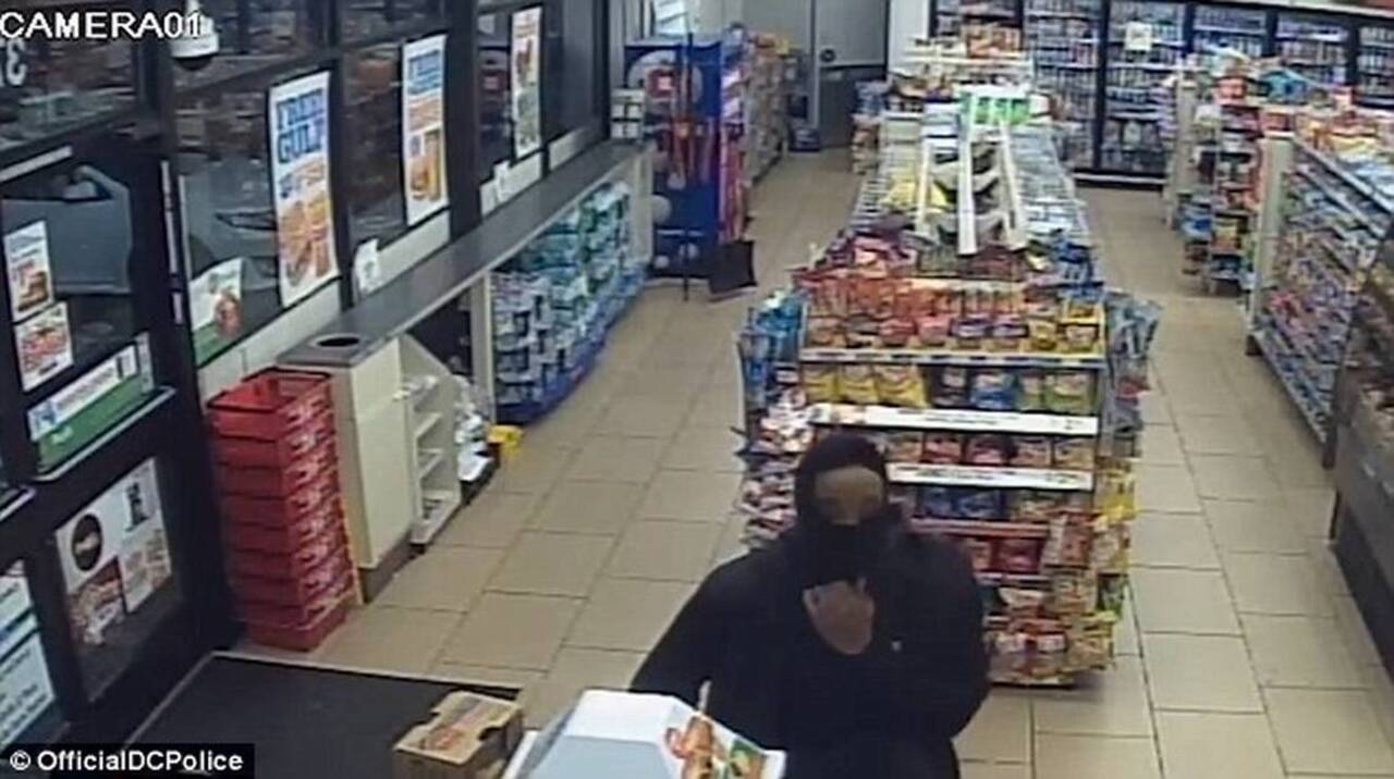 Guy robs a 7-11. Forgets one thing. It's important not to forget this.