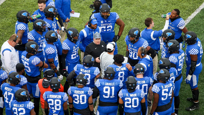 How does Kentucky football coach Mark Stoops feel about his offensive line?
