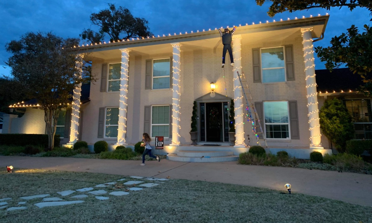 Passerby freaks out over prank on ‘Christmas Vacation’ light display