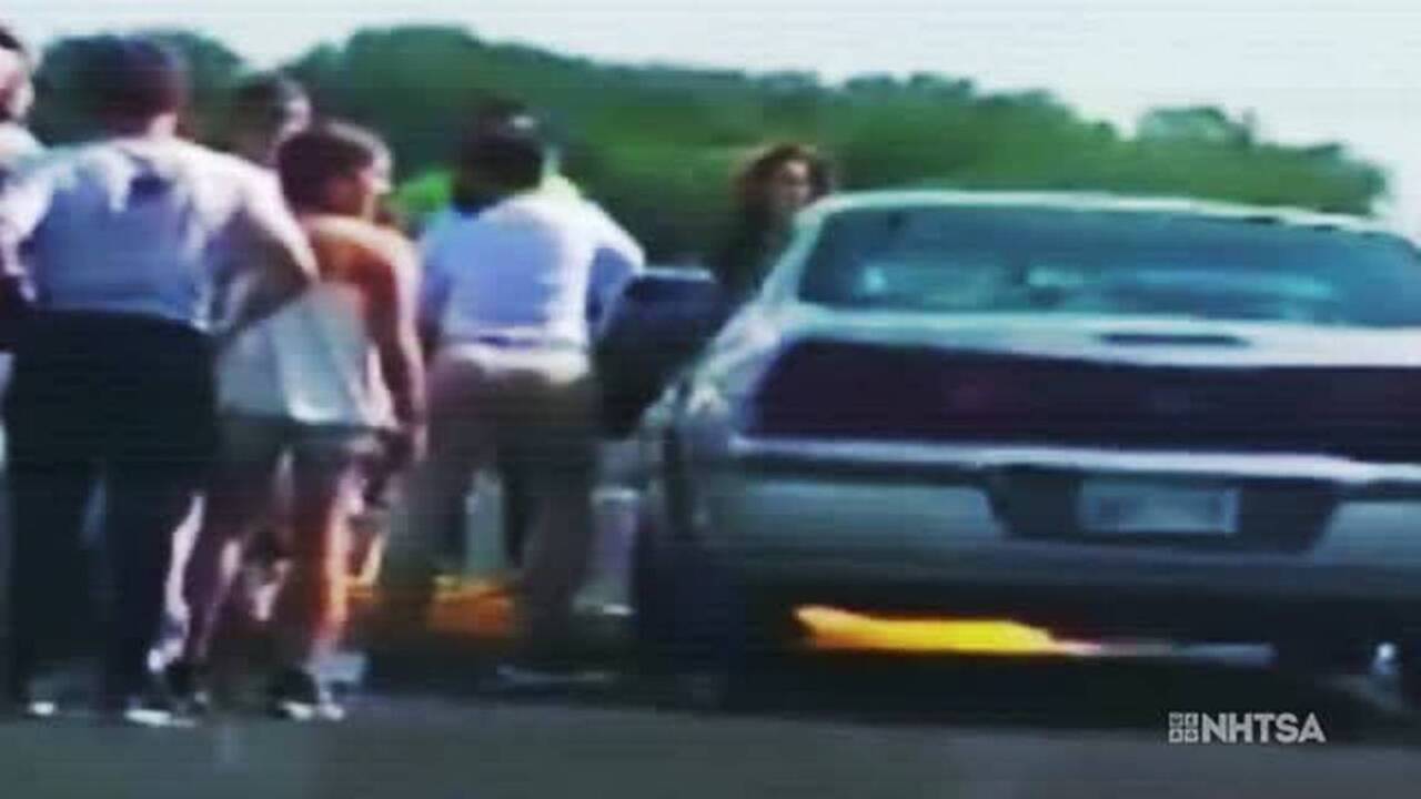 Woman smashes window to rescue toddler locked in hot car (Video) | Fort ...