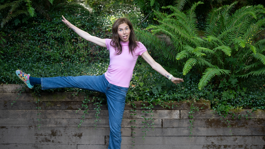 Amanda Knox finds gratification in comedy, brings “Cartwheel” one-woman show to Tacoma