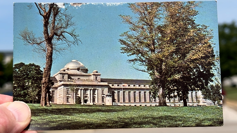 The US penitentiary in Leavenworth , with its distinctive dome, was built for max security