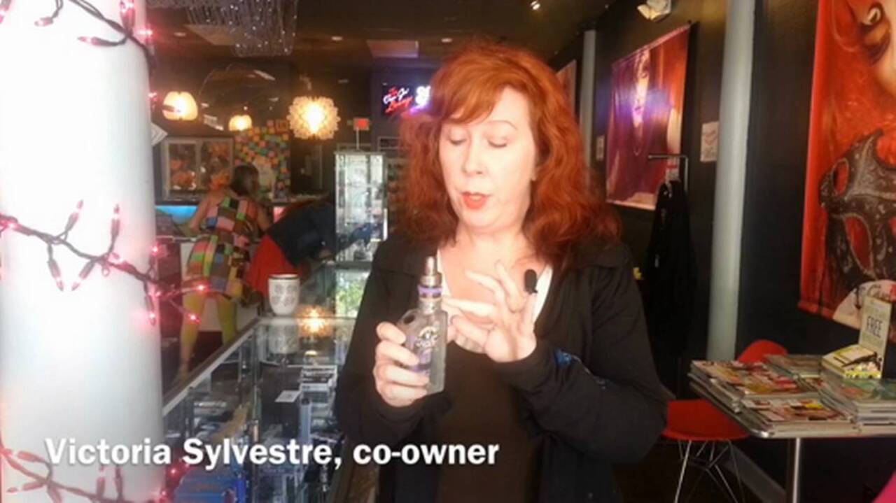 The Vapor Girl’s owner shows how e-cigarettes work