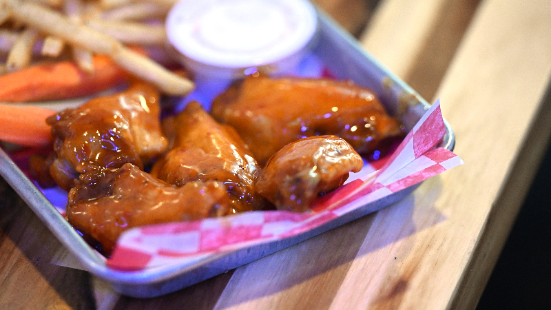 Jaxx Wing Co. opens on Bradenton’s Old Main Street