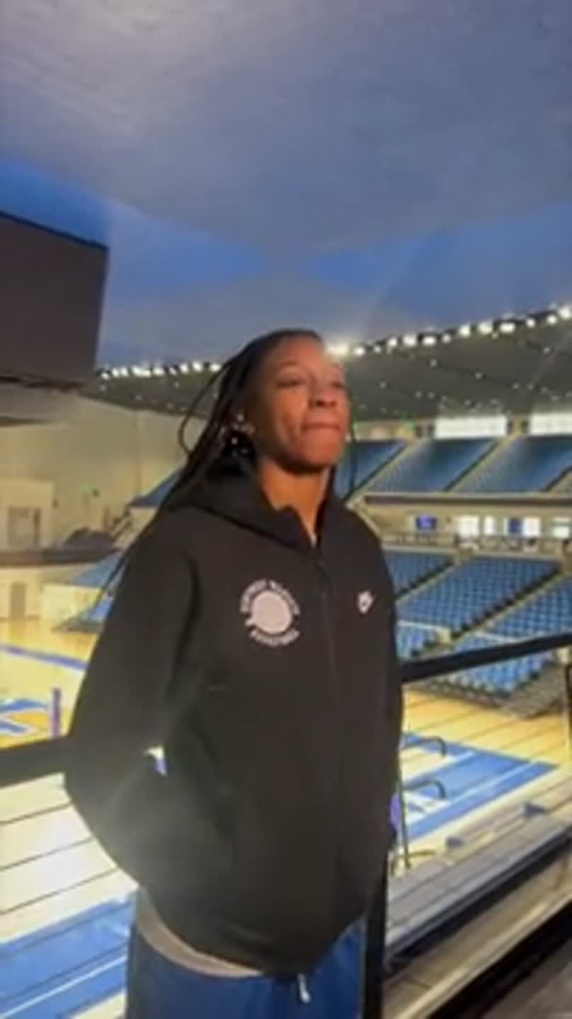 Tonie Morgan gives advice to Maddyn Greenway, future UK point guards