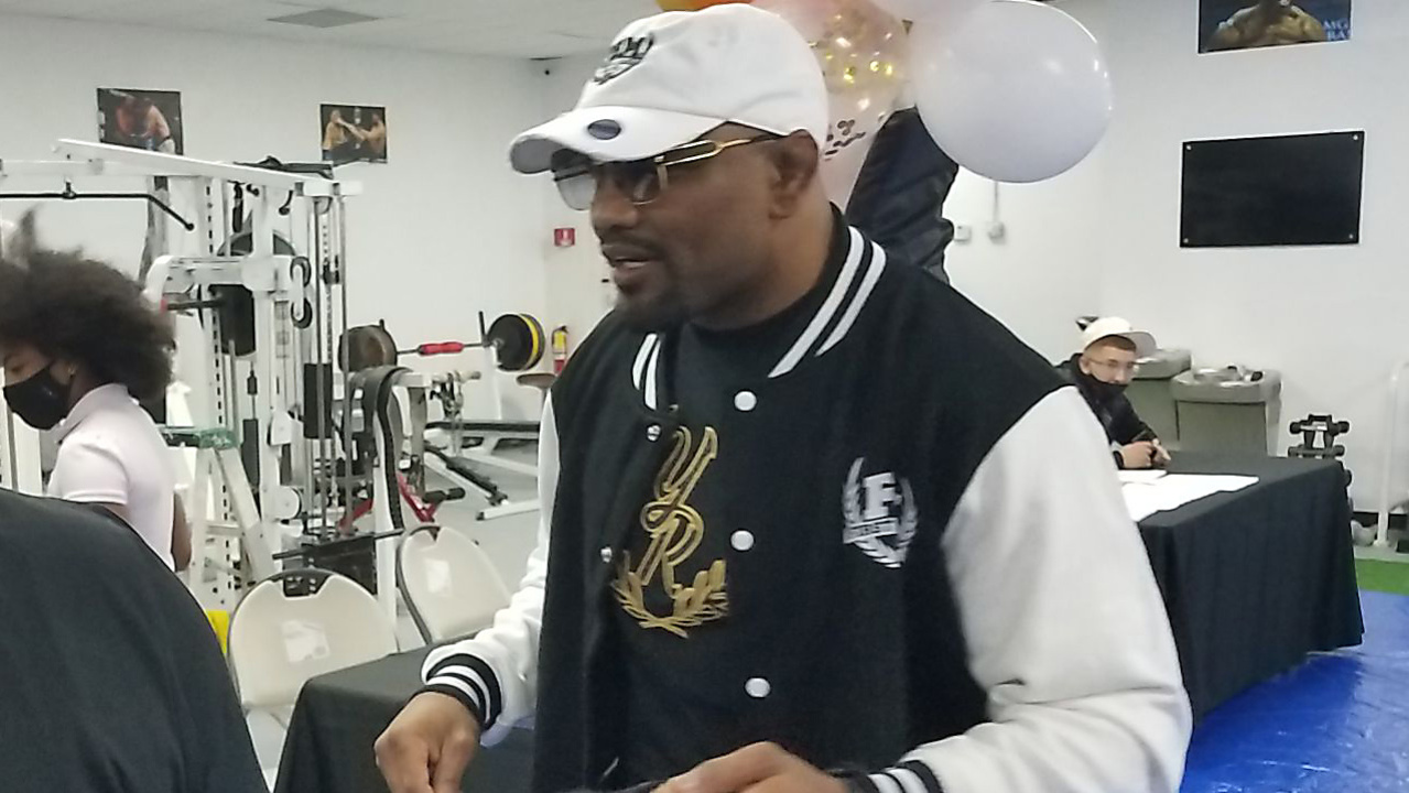 Yoel Romero se deja querer por los aficionados de Miami en su gimnasio