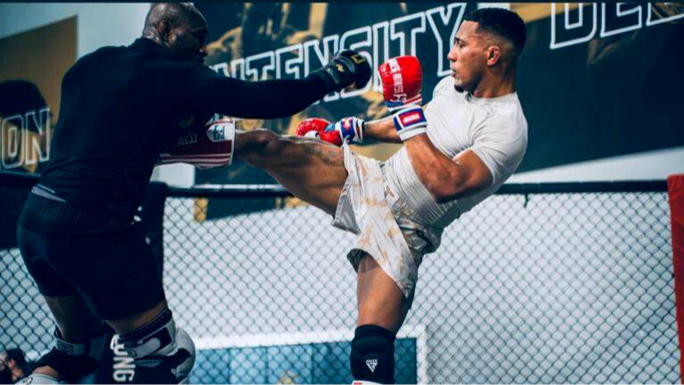 Llega el gran momento de Angel Alvarez en las MMA