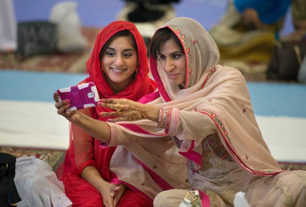 Thousands of Sacramento Muslims gather to celebrate end of Ramadan