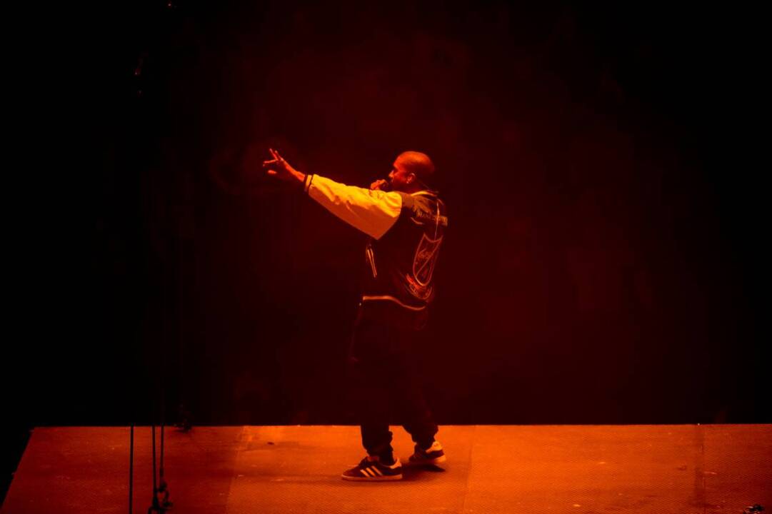Kanye West rants during his Sacramento show (Warning: offensive language)