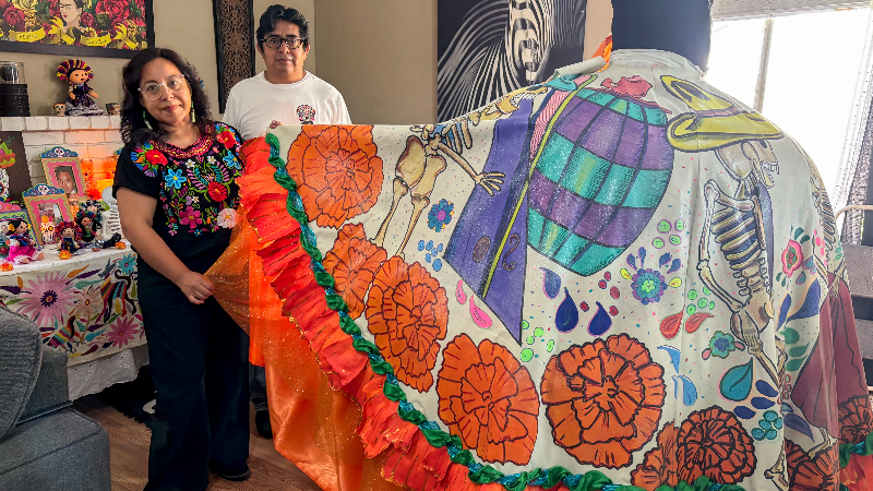 Los coloridos vestidos del Día de Muertos de una pareja del Valle Central son todo un éxito local. Vea su trabajo.