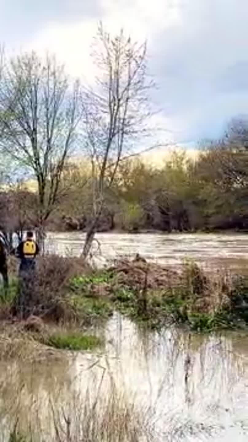 Couple stranded on Yakima River