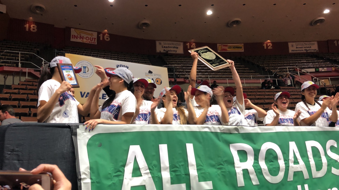 Alumni give Selma girls basketball team a pep talk before Bears get first section title