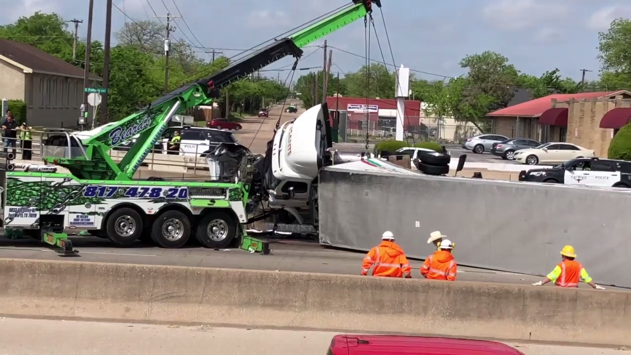 Fatal wreck on Interstate 35W has drivers going the wrong way