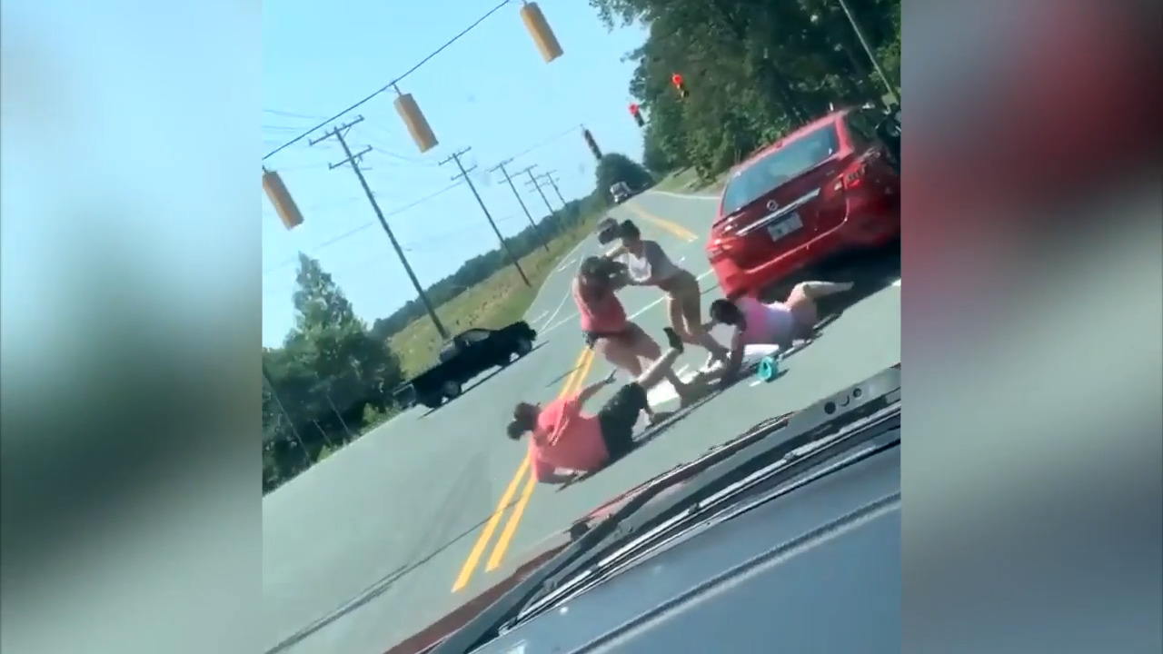 Fight breaks out at Mebane, North Carolina traffic light
