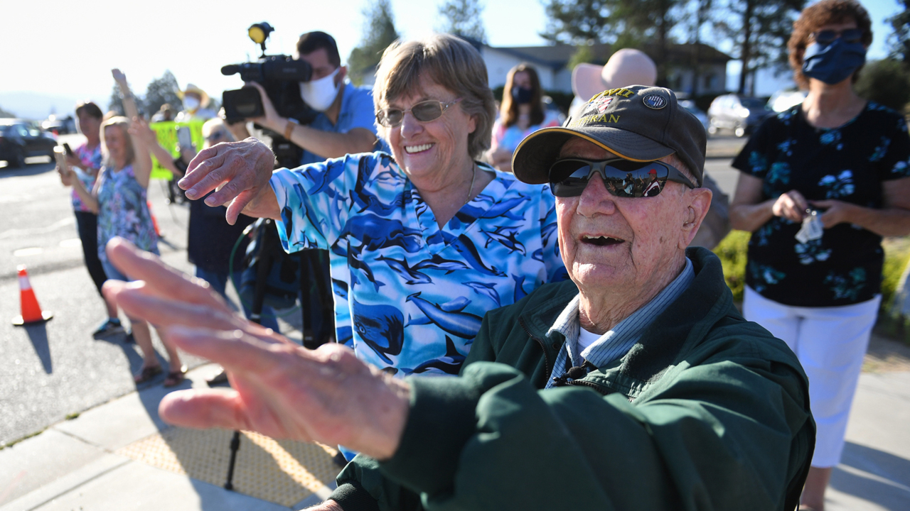 Oakhurst bids farewell to longtime, unofficial greeter