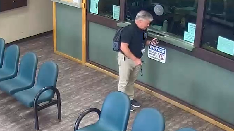 Video shows councilman meeting privately with inmate and use cellphone inside jail