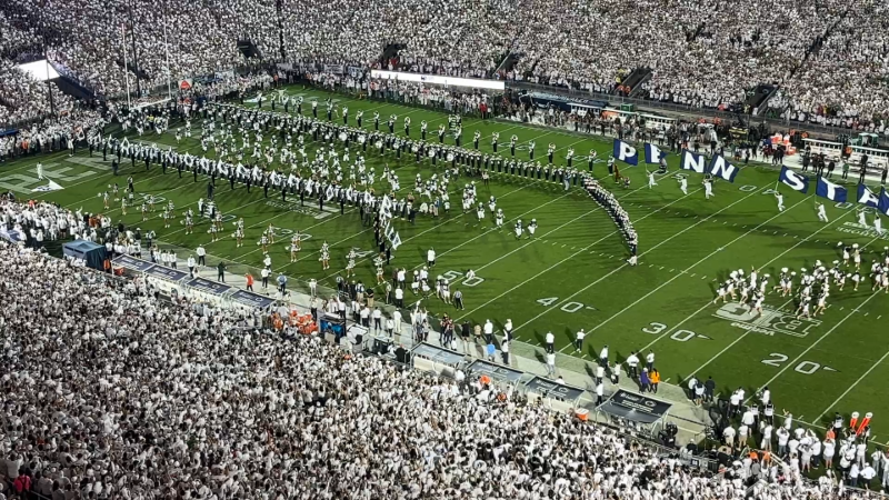 Penn State football runs out of tunnel before game vs. Oregon