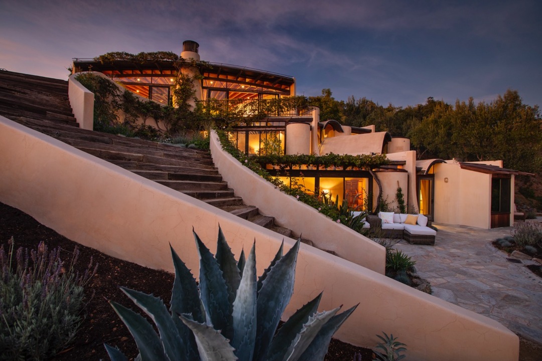 See curvy Big Sur home built by famous architect Mickey Muennig with ocean views