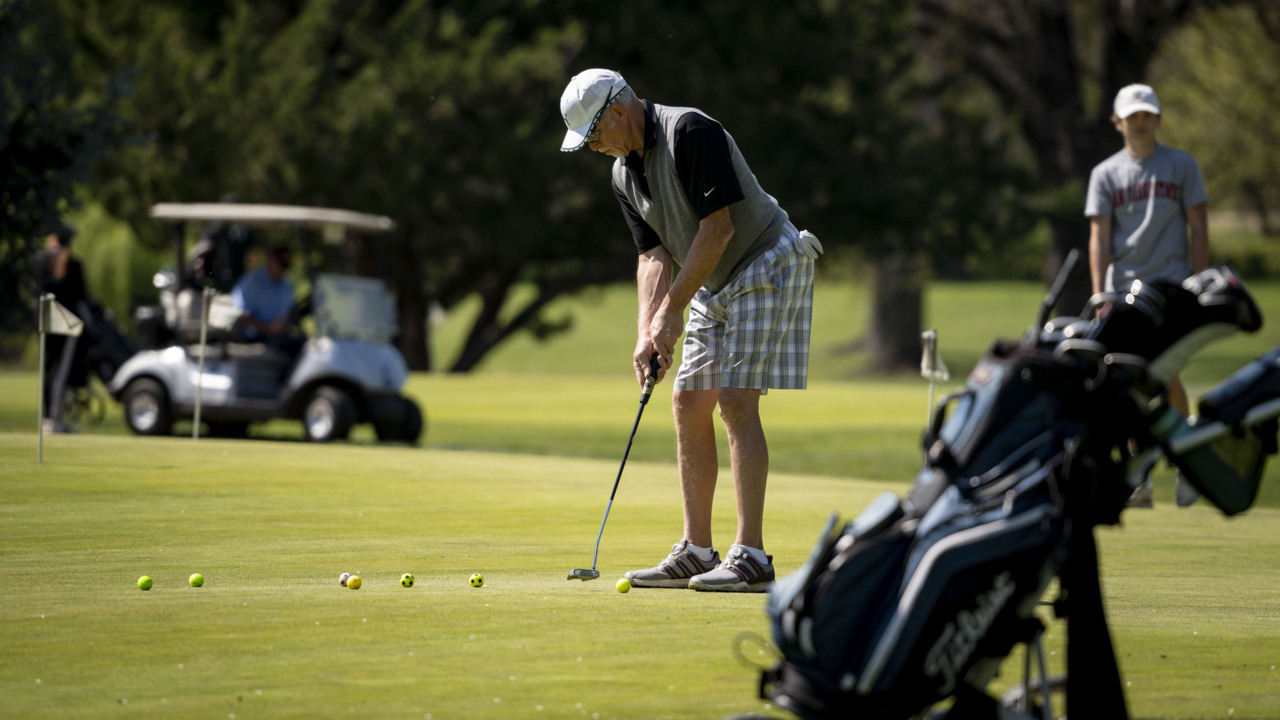 ‘Life is really changing.’ What these Sacramento golfers think about stay-at-home order