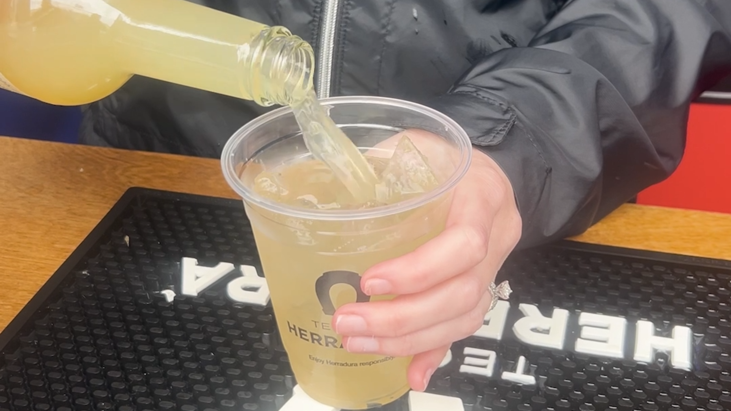 See Kentucky Derby bartender mix a margarita