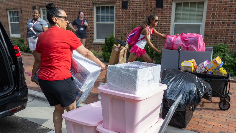 Scorching heat greets students on NC State move-in day