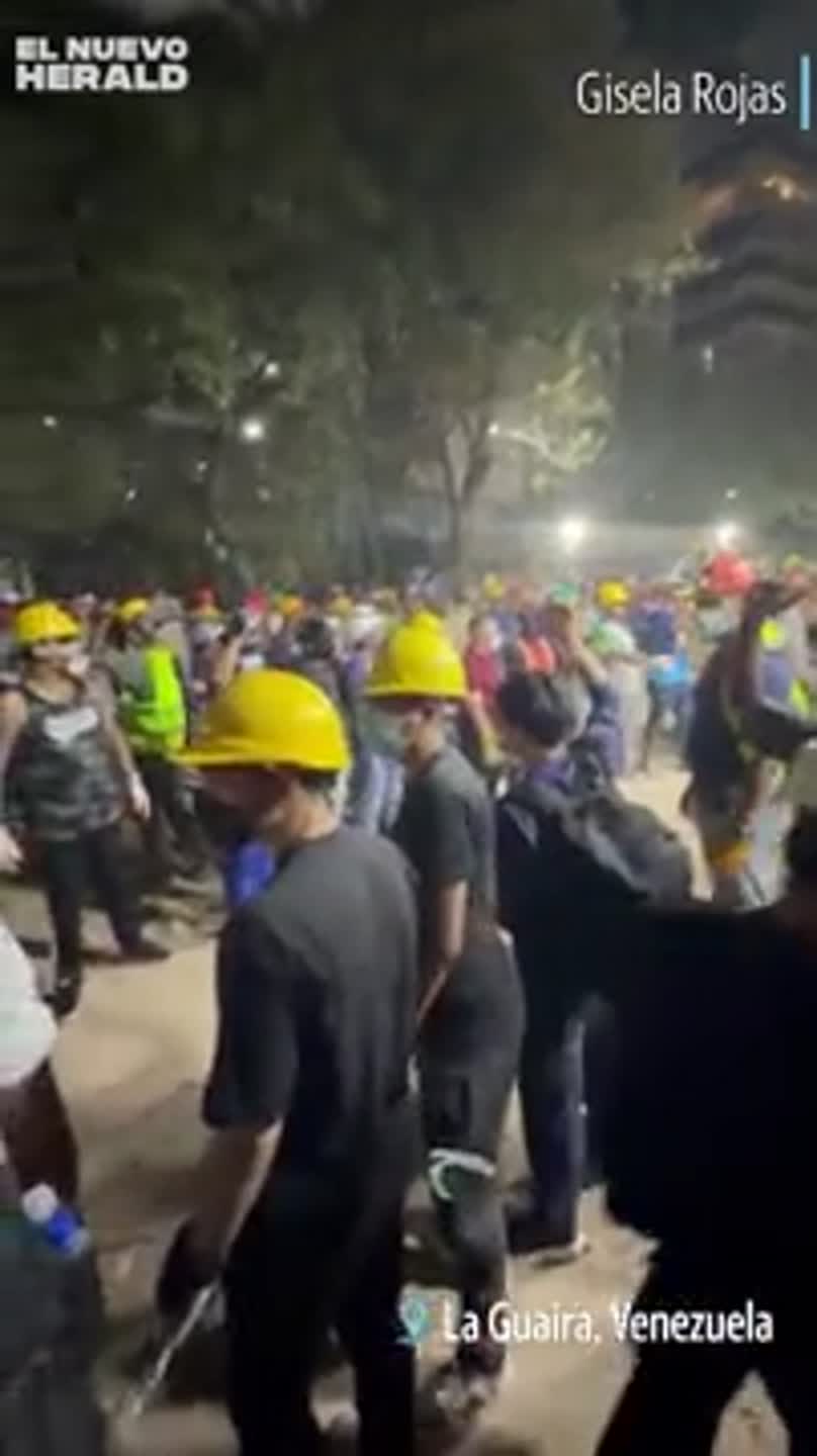 Venezolanos forman una cadena humana para recoger escombros en La Guaira