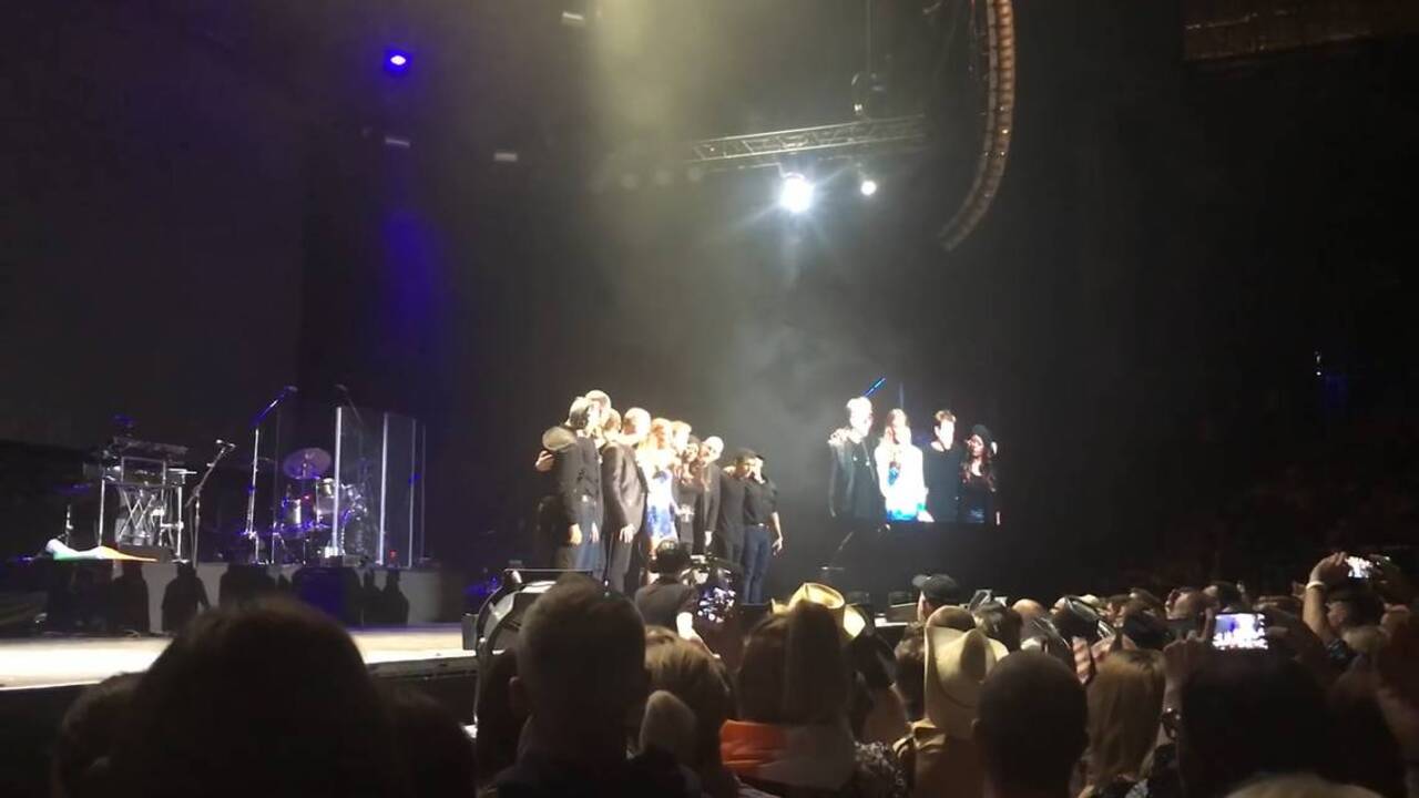 Faith Hill apologizes to fans after Tim McGraw collapses on stage
